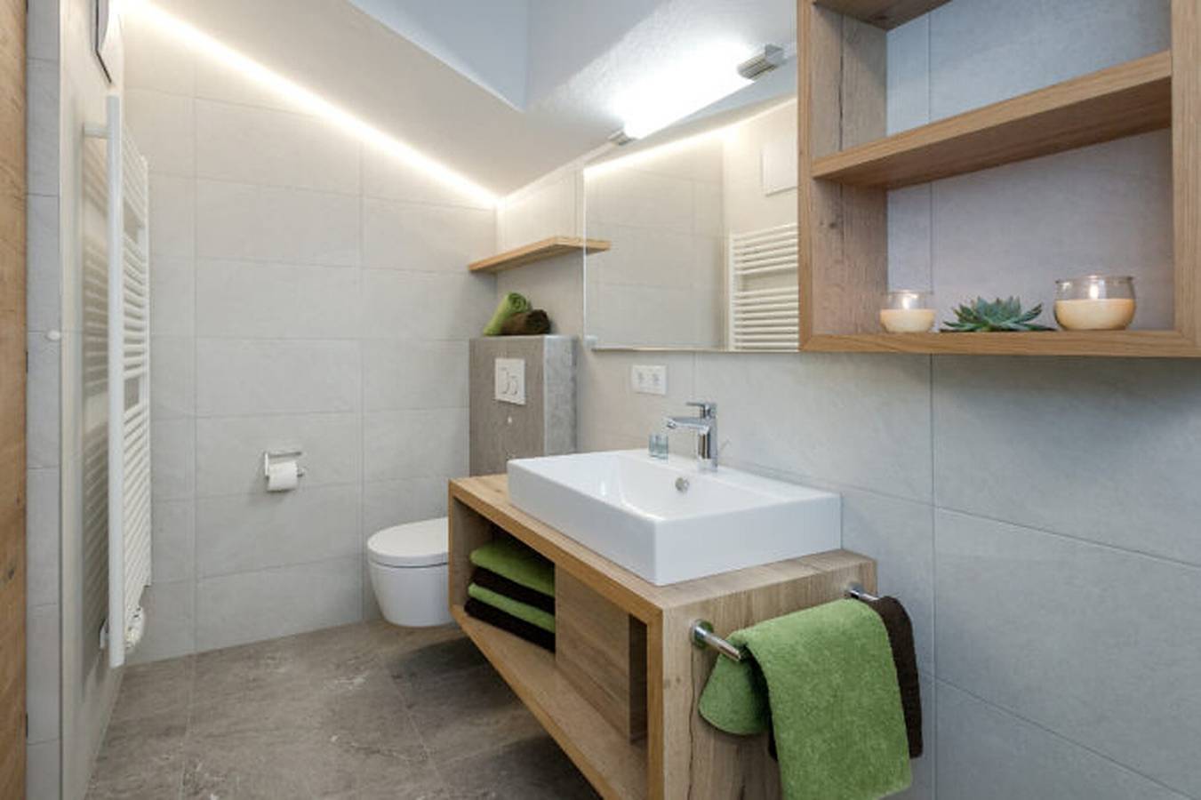 Appartamento intero, Appartamento vacanze 'Ausserharmerhof Wiesenglück' con vista sulle montagne, giardino comune e Wi-Fi in Monti del Villgraten, Valle di Casies