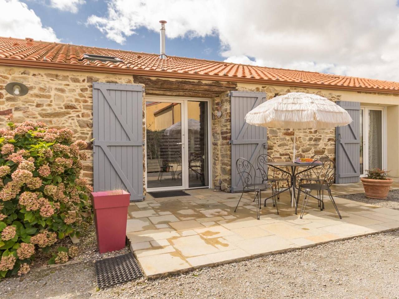Gîte charmant entre Nantes et la mer avec jacuzzi, jardin et vélos in Port-Saint-Père, Région de Nantes