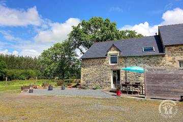 Gîte pour 6 personnes, avec jardin dans Le Mené