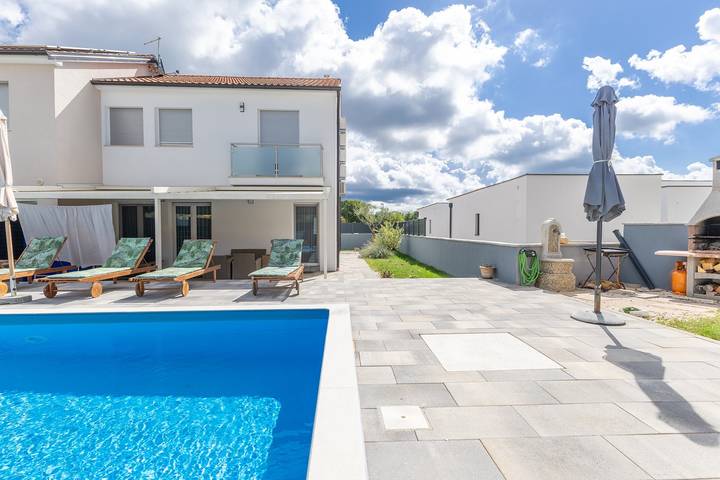 Villa für 8 Personen, mit Pool - 1