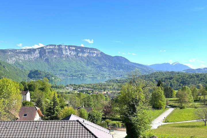 Gîte pour 10 personnes, avec jardin ainsi que vue sur le lac et balcon, adapté aux familles dans Nances