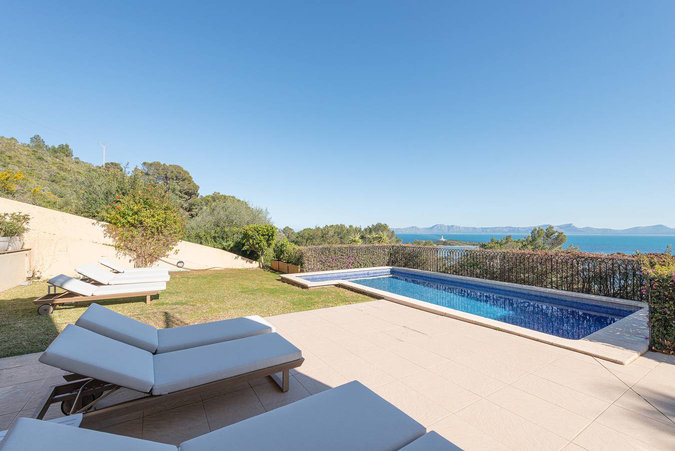 Villa Ca Na Bruixa,con piscina y vistas al mar in Alcanada, Alcúdia