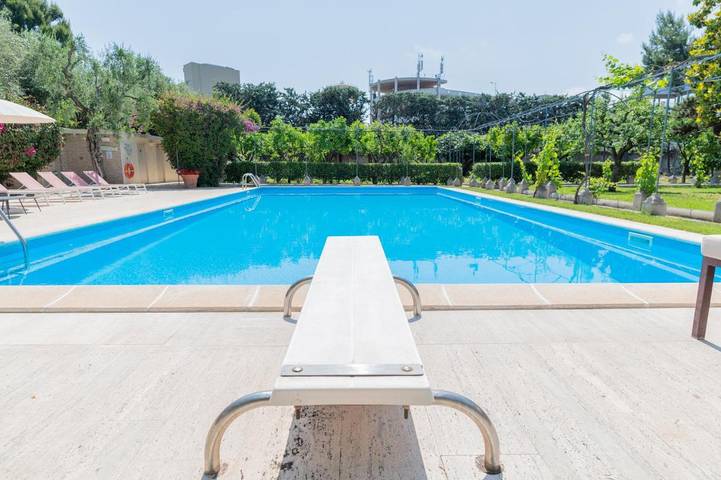 Villa pour 5 personnes, avec jardin ainsi que piscine et jacuzzi à Bari