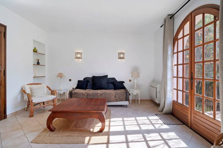 Ganze Wohnung, Ferienwohnung 'L'appartement' mit privater Terrasse, WLAN und Klimaanlage in Le Brusc, Six-Fours les Plages