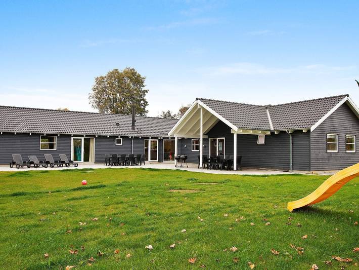 Ferienhaus für 18 Personen, mit Whirlpool und Terrasse sowie Pool und Sauna an der Kattegat Küste