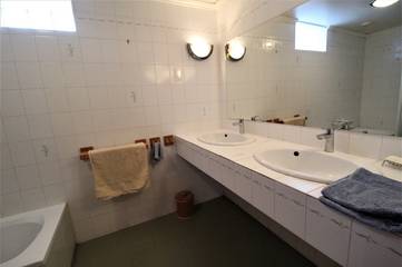 Gîte for 12 People in Les Haies, Auvergne-Rhône-Alpes, Photo 3