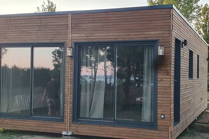 Gîte pour 8 personnes, avec terrasse ainsi que jardin et piscine à Ambon