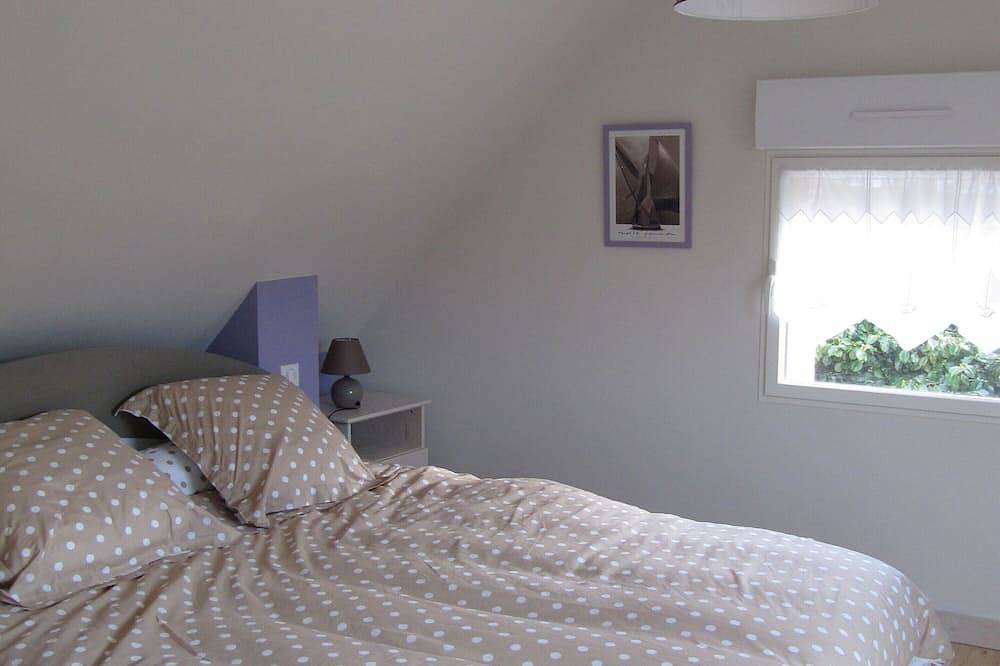 Charming cottage in the framework of an old mill in the countryside in Goulien, Iroise