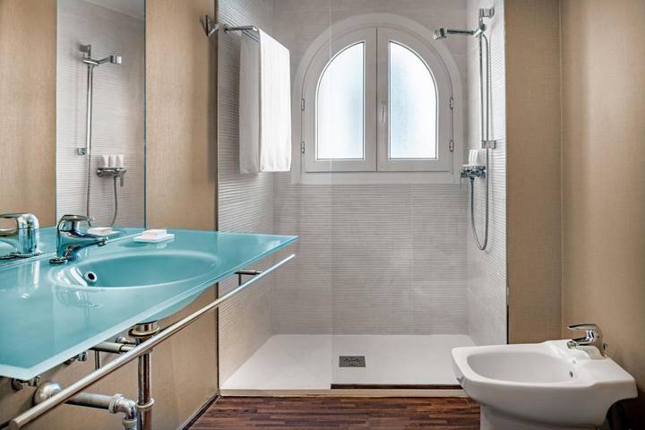 Hôtel pour 2 personnes, avec Terrasse et Jardin ainsi que Piscine et Vue à La Línea de la Concepción - 4