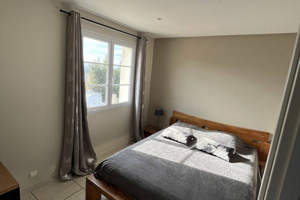 House in Saint-Rémy-de-Provence, gated pool on the edge of a green area in Saint-Rémy-de-Provence, Arles region