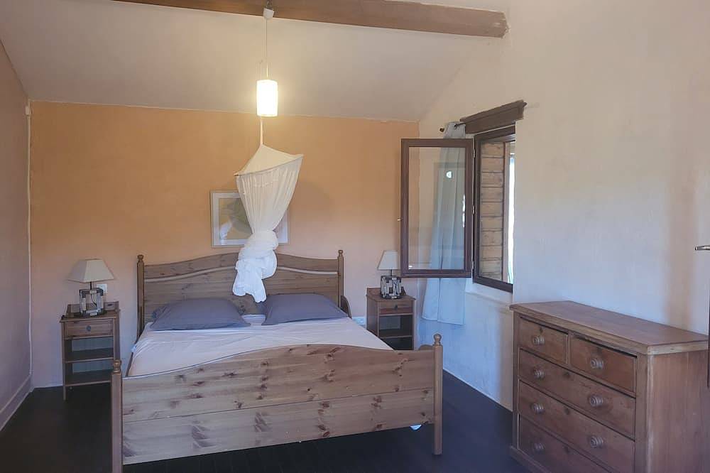 Cozy 2-bedroom chalet in gorgeous Roumengoux with Ac in Roumengoux, Ariège