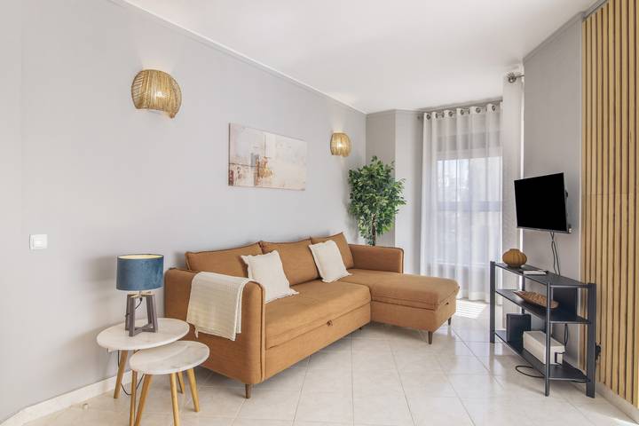 Hel lägenhet, Caprichoso Beachfront Apartment with Shared Pool, Balcony, and Air Conditioning in Armação de Pêra (costa), Armação de Pera