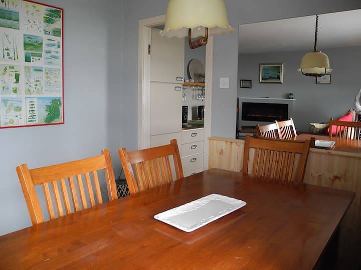 Geheel vakantieappartement, Coastal Kerry Hideaway - Sleeps 6 & Free Parking in Loughcurrane, County Kerry