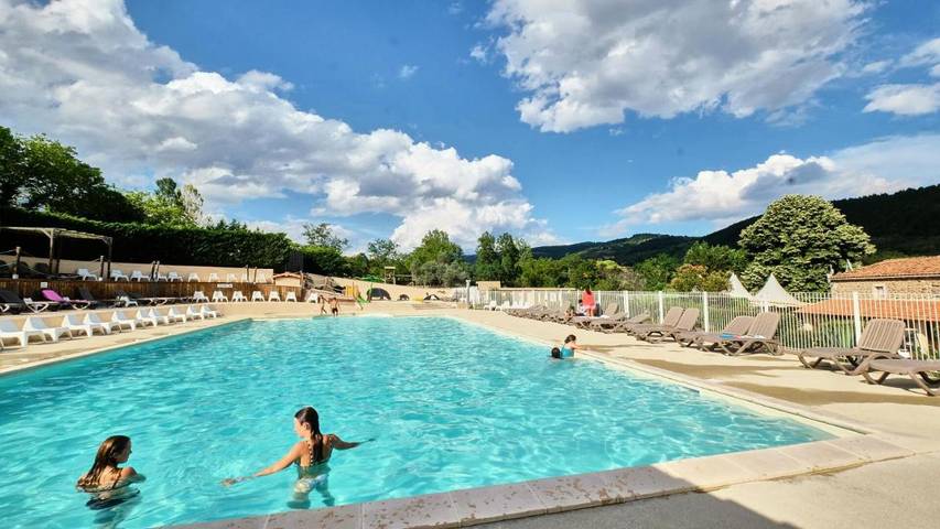 Location de vacances pour 6 personnes, avec piscine à Lussas