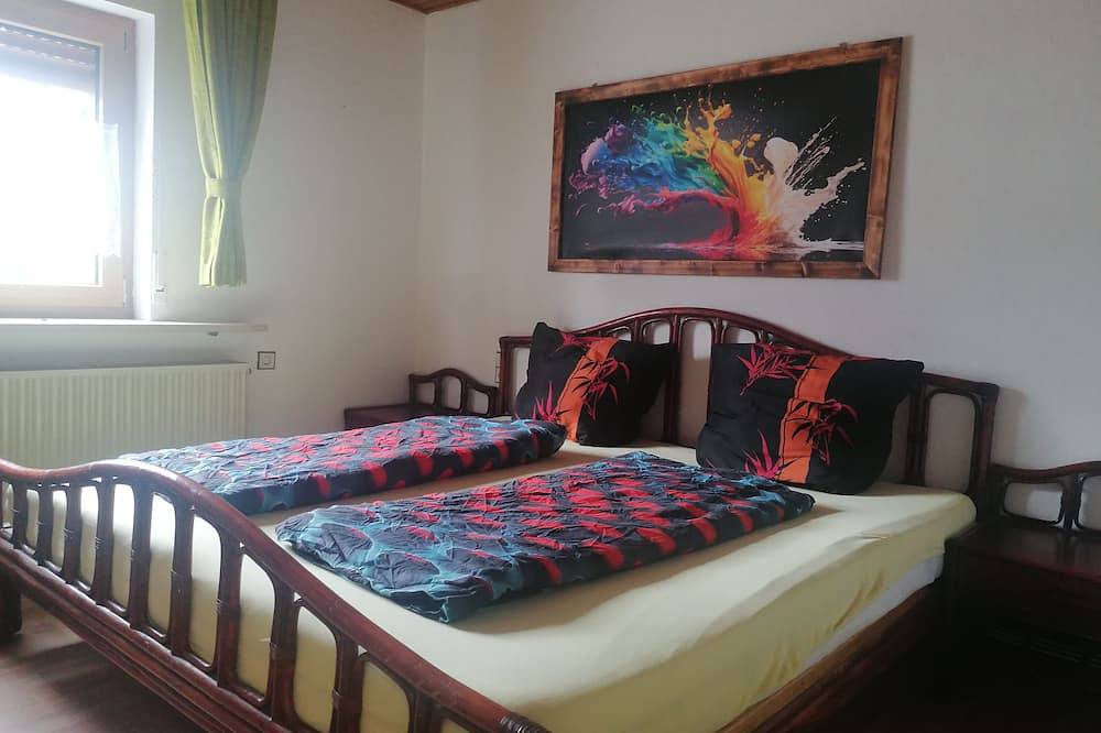 Ganze Wohnung, Neue 120 qm große Ferienwohnung + Terrasse,  nur 5 Minuten von 91541 Rothenburg in Gebsattel, Taubertal