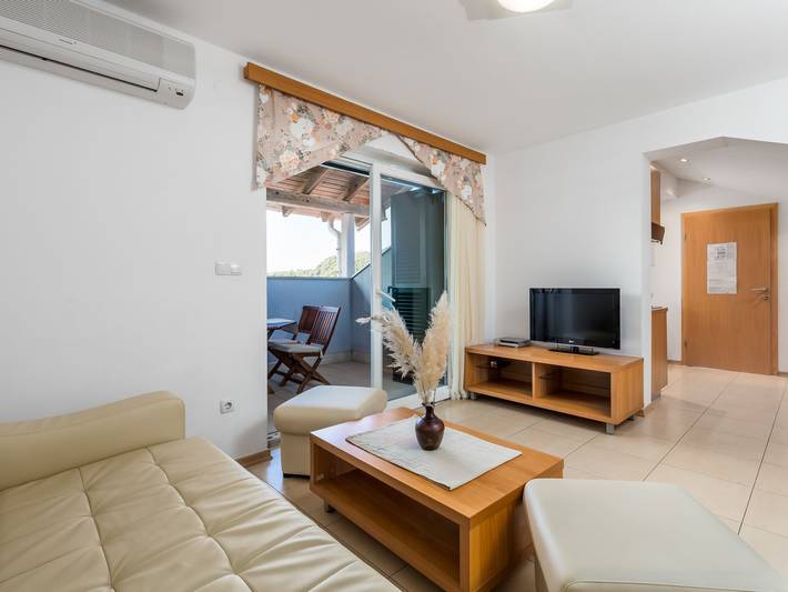 Ferienwohnung für 4 Personen, mit Terrasse und Garten sowie Kinderpool auf Rab - 3