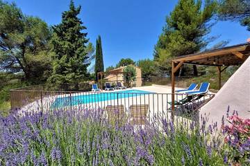 Gîte pour 8 personnes, avec jardin et balcon à Mimet