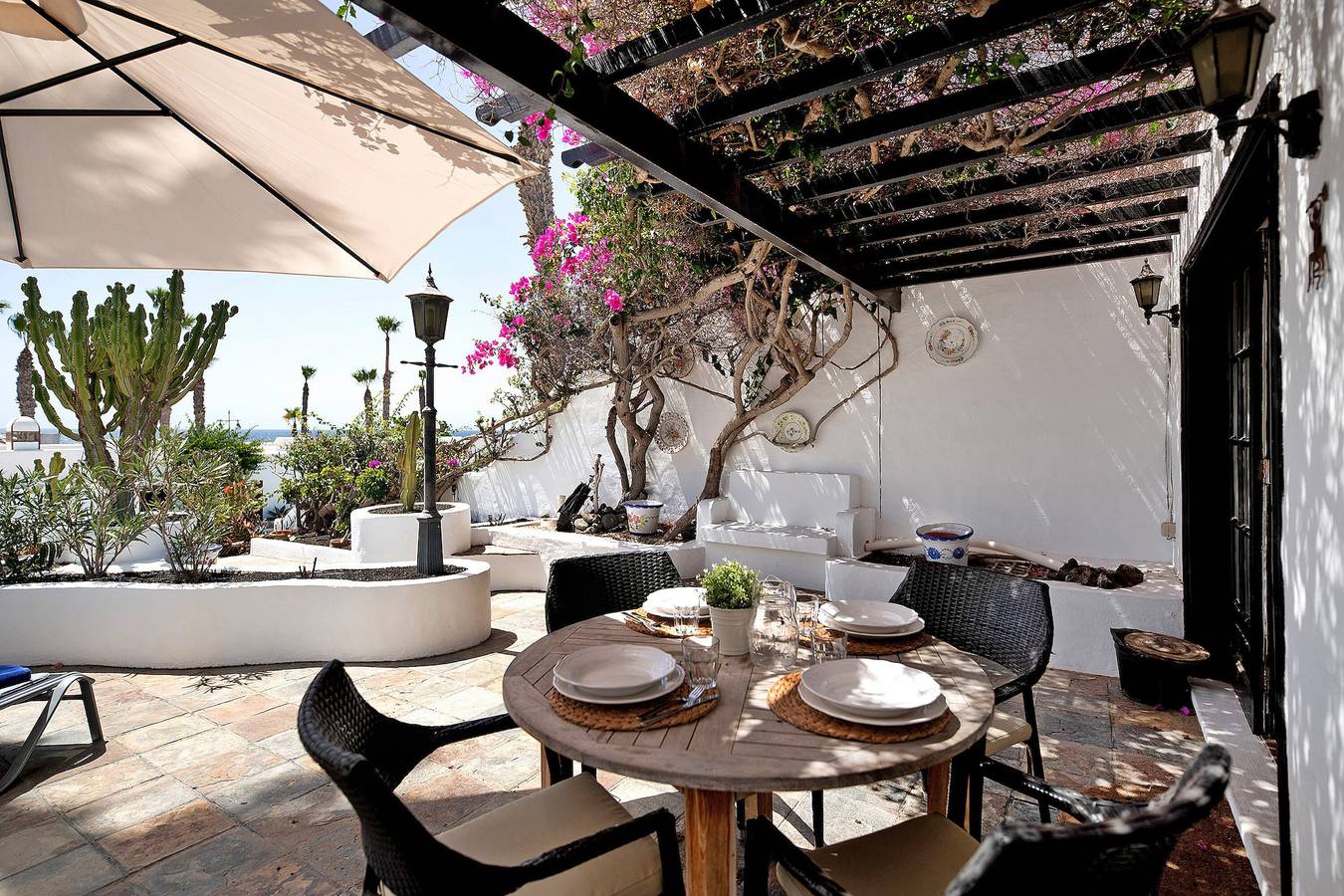 Apartamento entero, Vacaciones 'Puerto Chico 6' con vistas al mar, piscina compartida y Wi-Fi in Playa Blanca, Yaiza