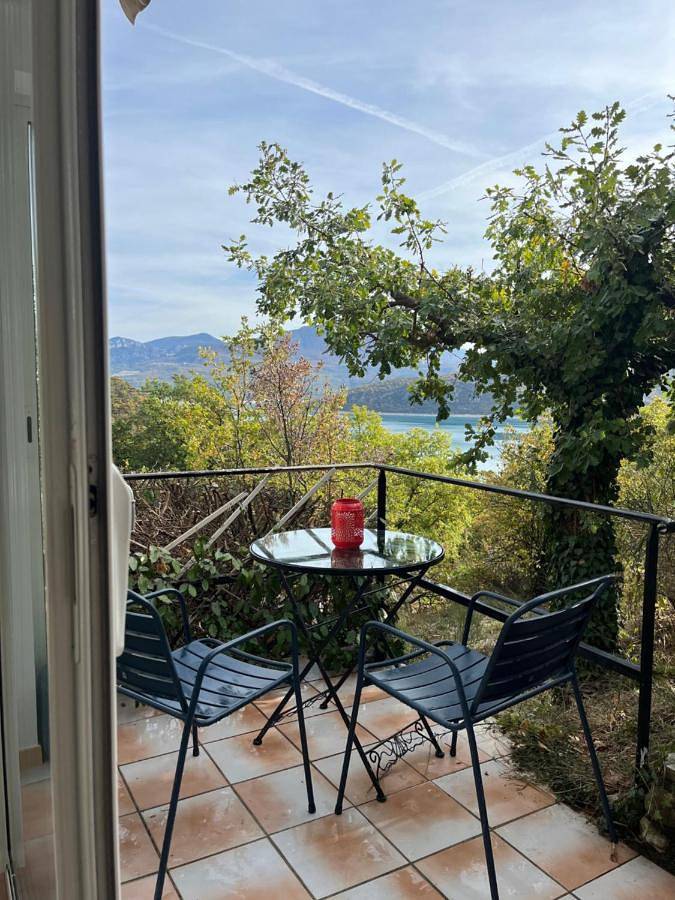 Gîte pour 2 personnes, avec vue sur le lac ainsi que terrasse et vue à Sainte-Croix-du-Verdon - 3