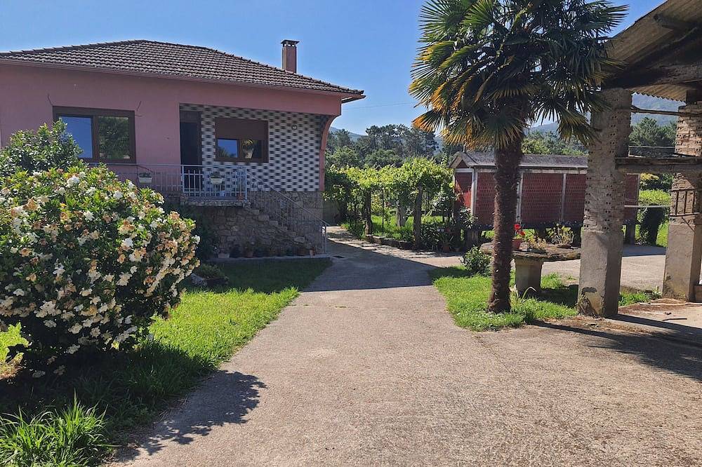 House 5 min from the beach, 15 min from Portugal. Sleeps 7. Rental p: <12 months in O Rosal, Pontevedra Provinz