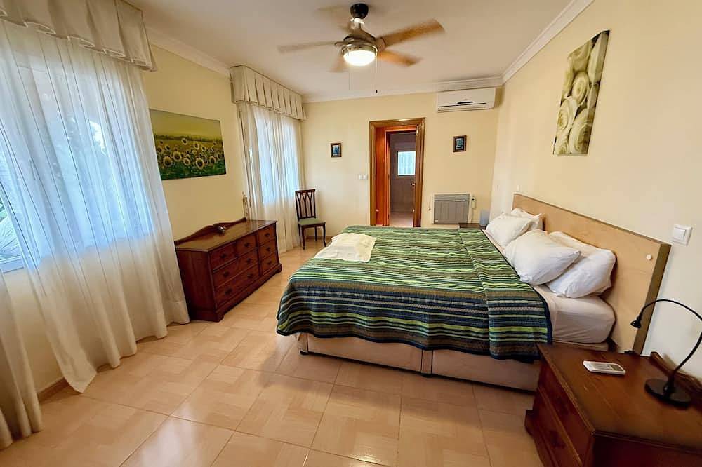 Villa d'exception proche plage, vue panoramique, piscine chauffée, jacuzzi, wifi in El Pinar Torremolinos, Torremolinos