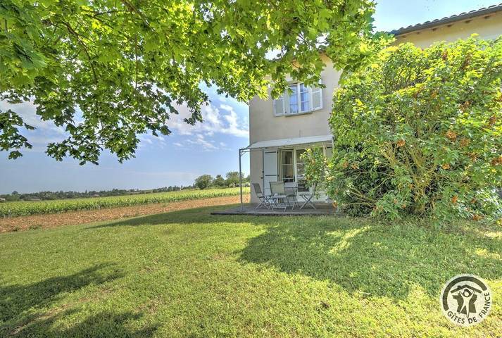 Gîte pour 4 personnes, avec Terrasse et Jardin ainsi que Piscine et Vue à Frontenas