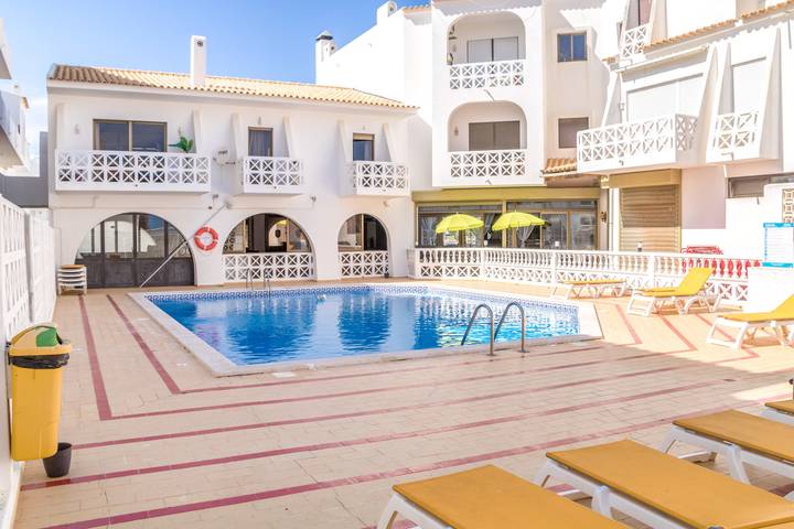 Apartamento inteiro, #035 2Br Oura Village | Pool & Prime Location in Praia da Oura, Albufeira e Olhos de Água