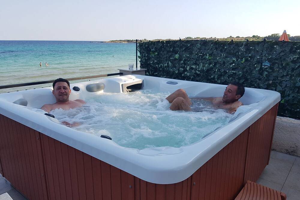 Beach house/villa in Fontane Bianche, Syracuse, directly by the sea with Jacuzzi in Lido Camomilla, Syracuse