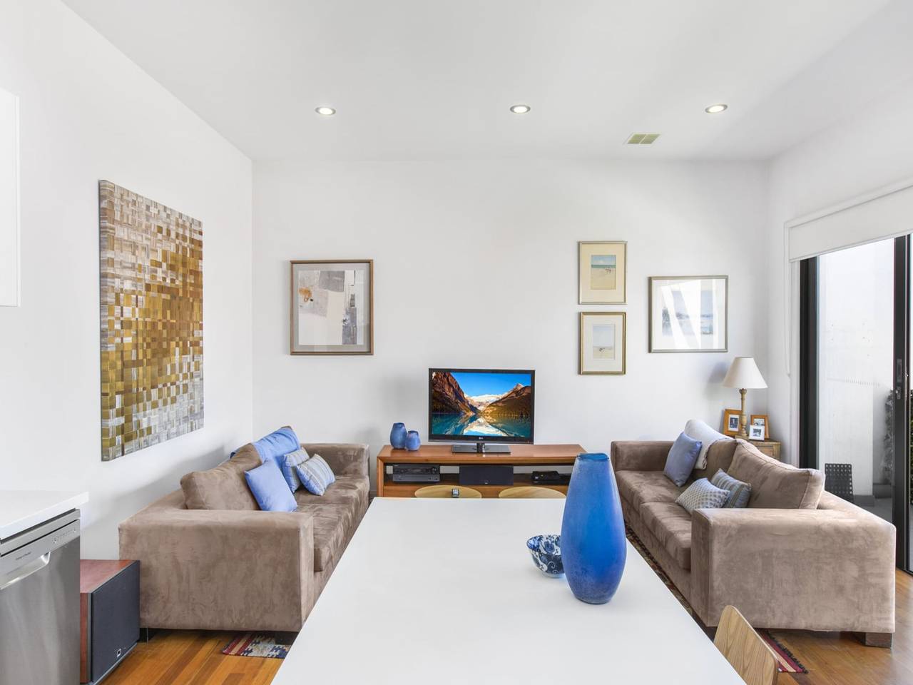 Entire apartment, 2-Bed Apartment with Parking & Balcony Near Trains in Melbourne, Maribyrnong City