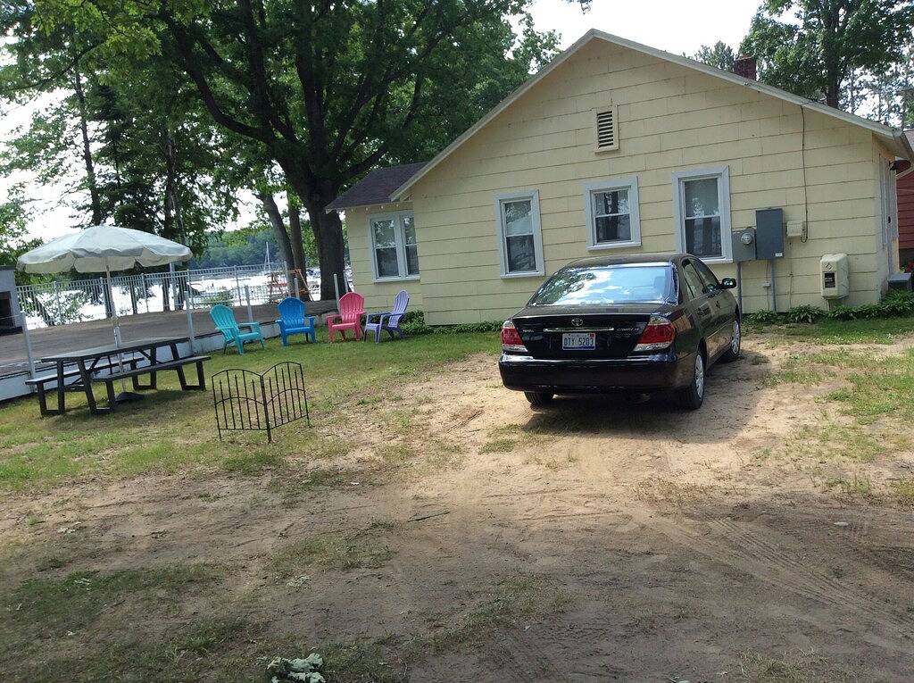 Gemütliches gelbes Seeufer-Häuschen in Higgins Lake