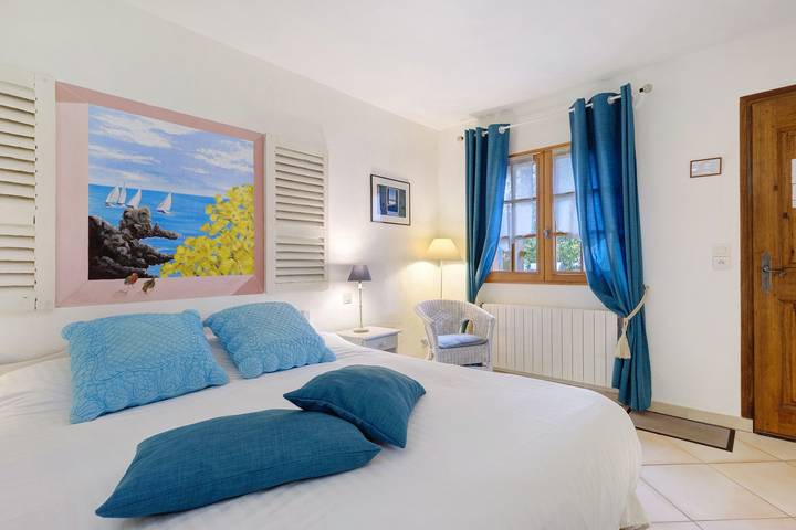 Camera “Violette” con piscina condivisa, Wi-Fi e aria condizionata in Tourrettes-sur-Loup, Costa mediterranea (Francia)