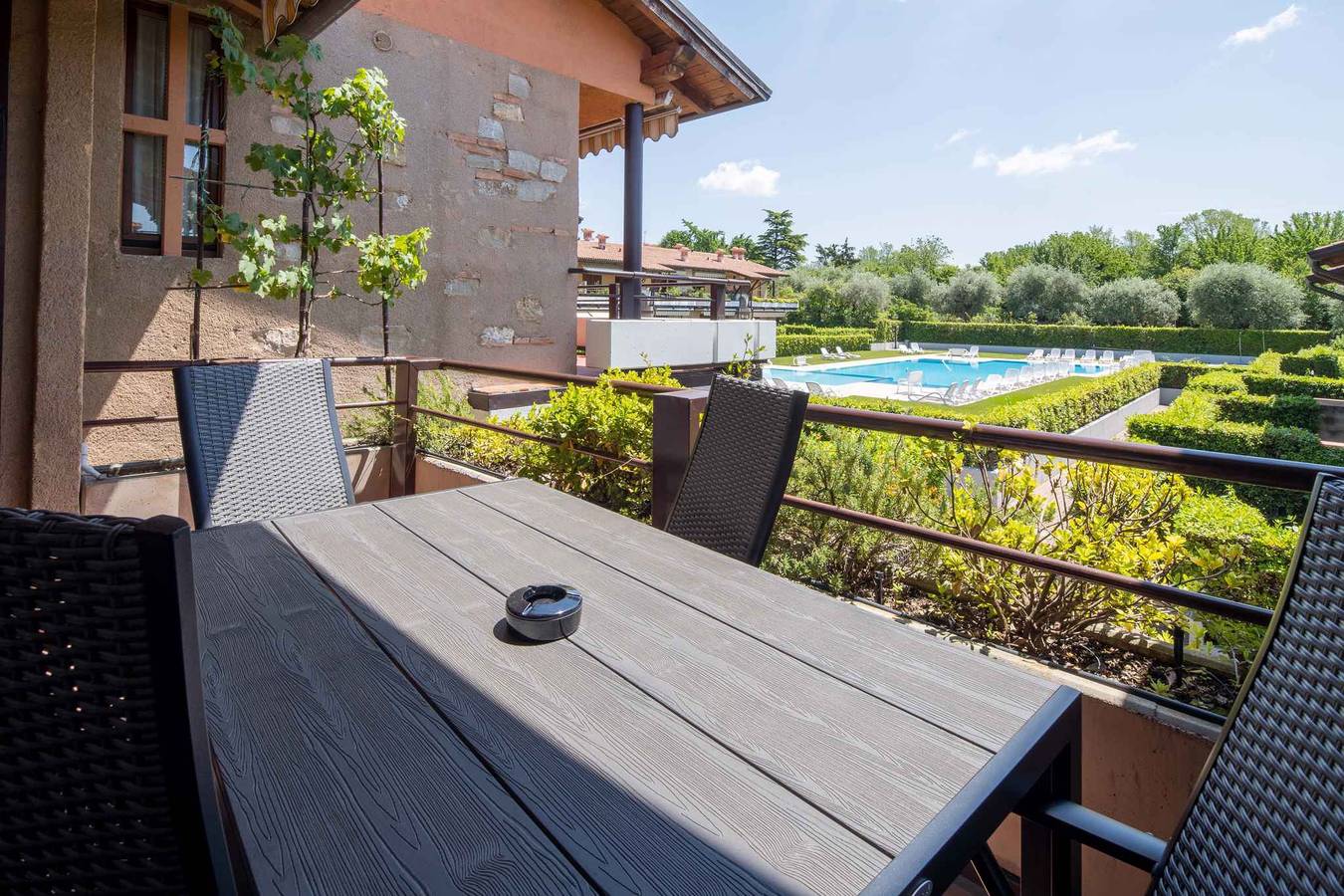 Appartamento intero, Appartamento vicino al centro con piscina, aria condizionata, parcheggio in Lazise, Prealpi Gardesane