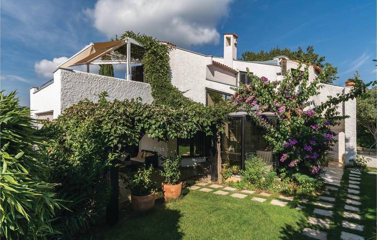 Ganze Ferienwohnung, Gemütliche Ferienwohnung mit Terrasse und Pool, 1,5 km vom Strand entfernt in Banjole, Südküste Istrien