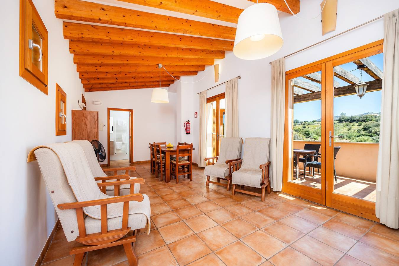 Apartamento entero, Apartamento 'Es Colomer' con vistas a la montaña, piscina compartida y Wi-Fi in San Lorenzo de Cardessar, Mallorca Este