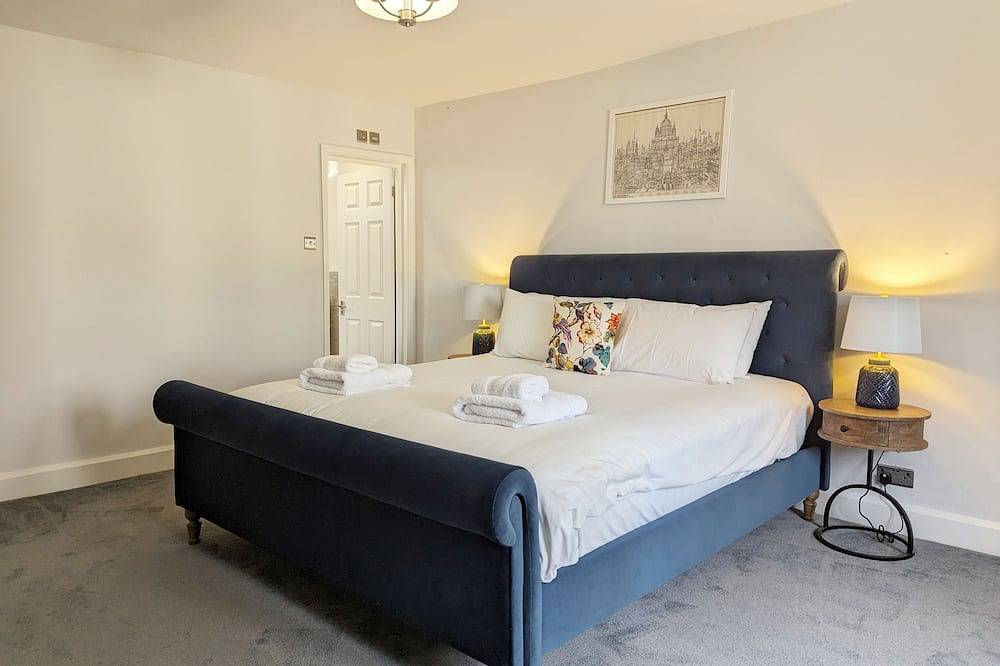 Cloisters Cottage -  a cottage that sleeps 6 guests  in 3 bedrooms in Chichester, West Sussex