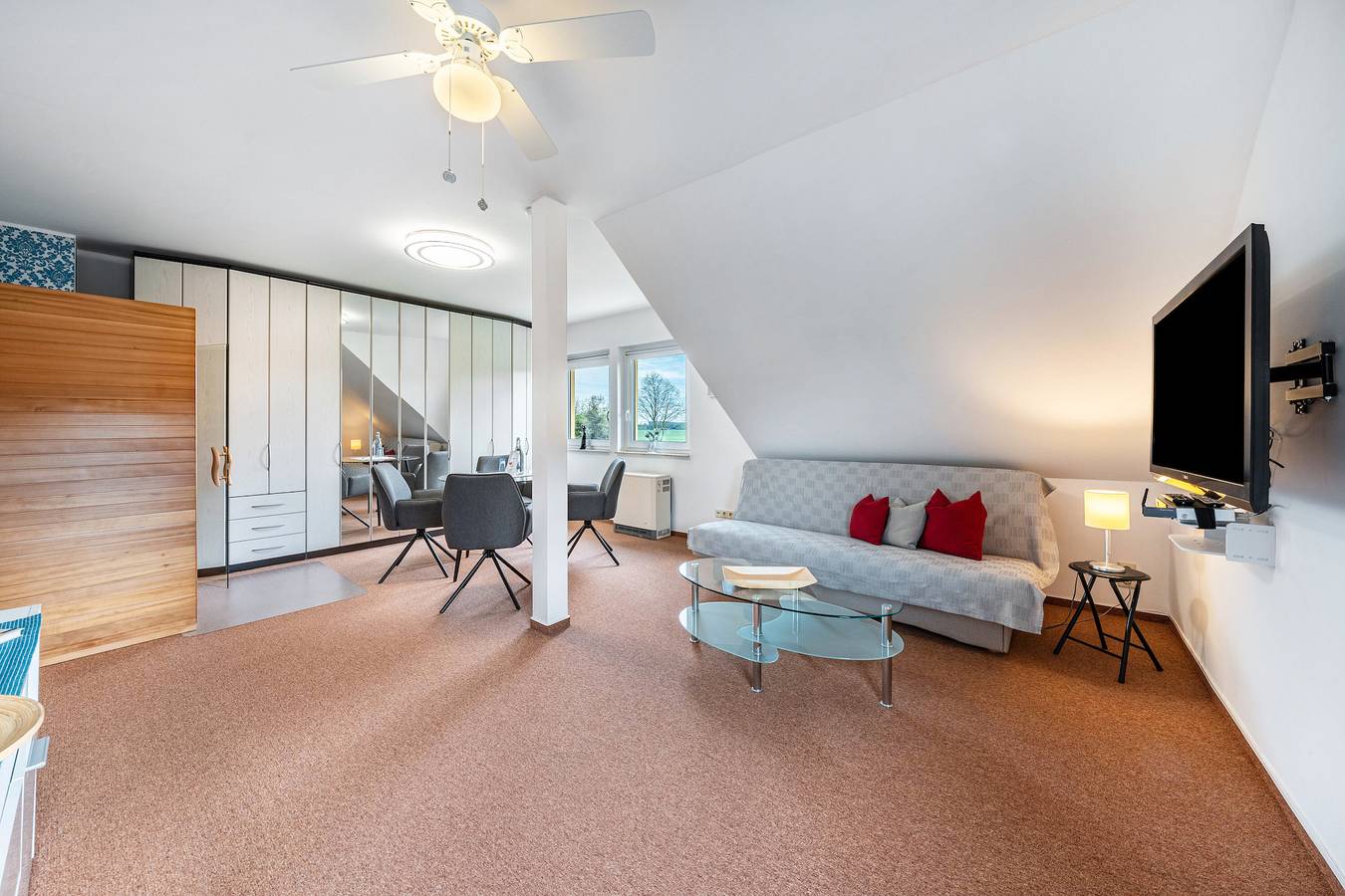 Entire apartment, Apartment 'Fewo Energiepunkt Am Planitzwald' with Private Terrace, Private Garden and Wi-Fi in Bennewitz, Leipzig region