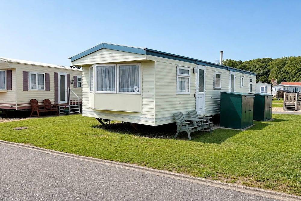Charming 6 berth caravan with decking by the beach in Suffolk in Lowestoft, Sunrise Coast