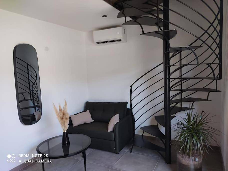 Appartement entier, T1 bis avec mezzanine, belle terrasse et jardinet. in Moncale, Région de Calvi