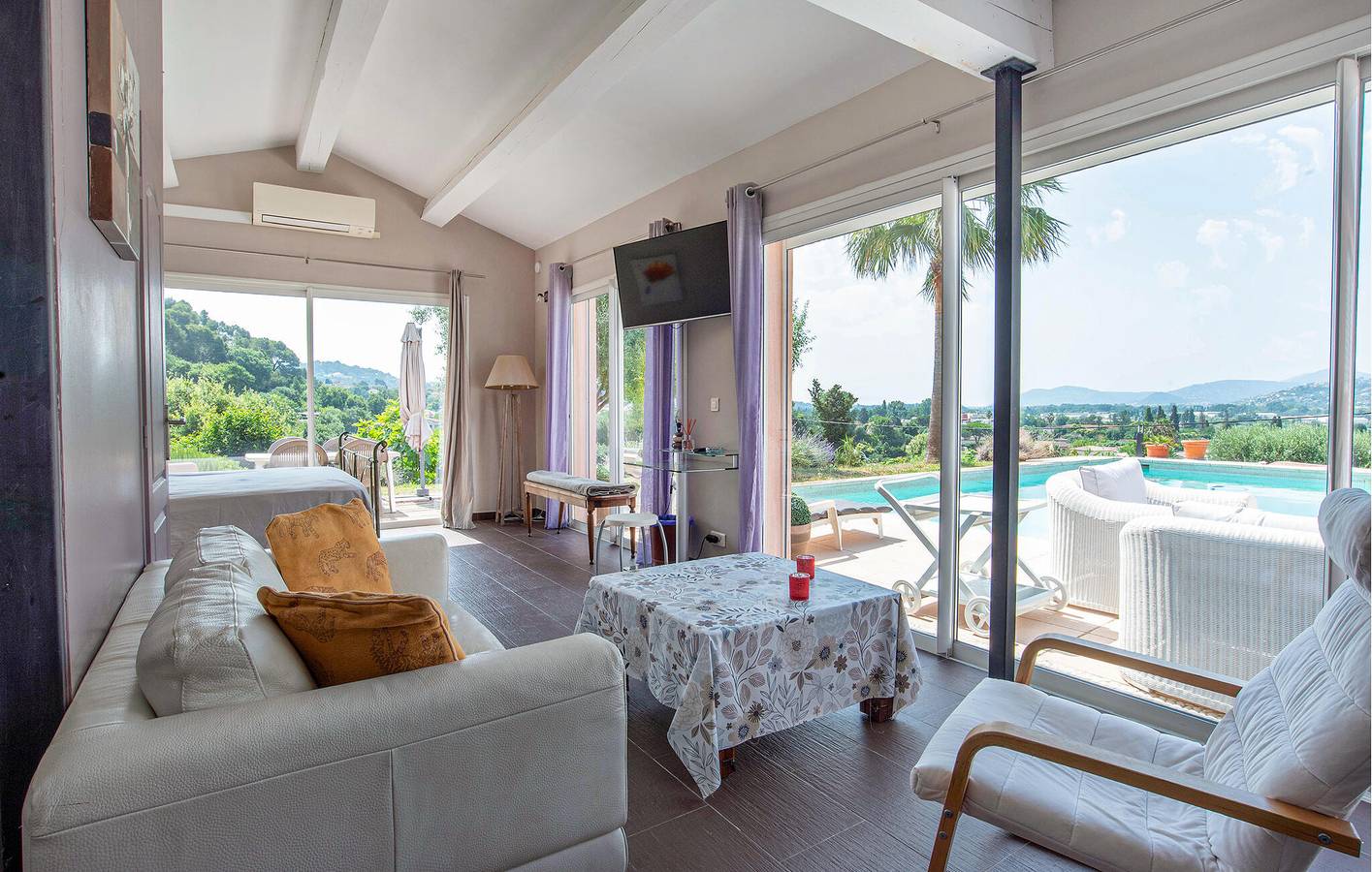 Gezellig Appartement met Zwembad en Terras, Parkeergarage, WiFi in Pégomas in La Roquette-sur-Siagne, Cannes regio