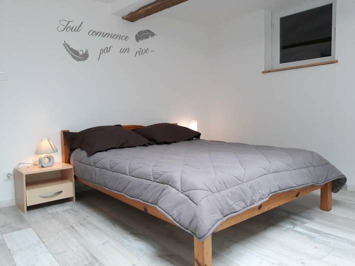 Gîte confortable à la ferme avec terrasse en campagne in Cremeaux, Région de Roanne