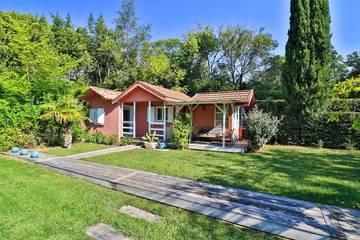 Gîte pour 2 personnes, avec piscine ainsi que terrasse et jardin à La Garde