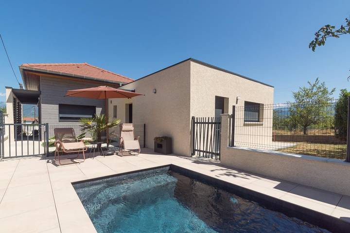 Gîte pour 2 personnes, avec Terrasse ainsi que Jardin et Piscine à Chapareillan