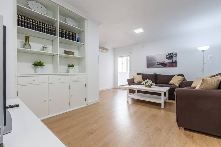 Apartamento entero, Apartamento 'Amicorum Parking' con terraza privada, Wi-Fi y aire acondicionado in La Buhaira, Sevilla