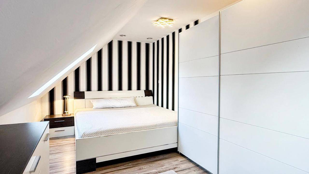 Modern house with heated pool, 20 minutes from the center of Prague in Prag, Mittelböhmen