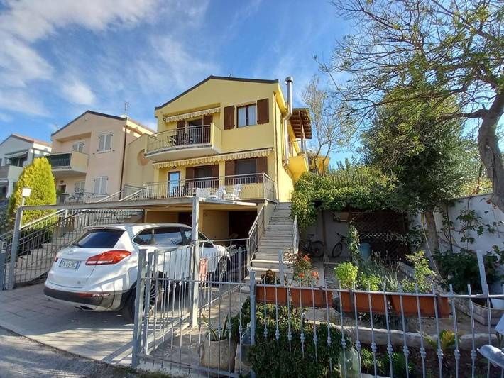 Casa vacanza per 5 persone, con giardino e panorama, adatto a famiglie con bambini in Loreto