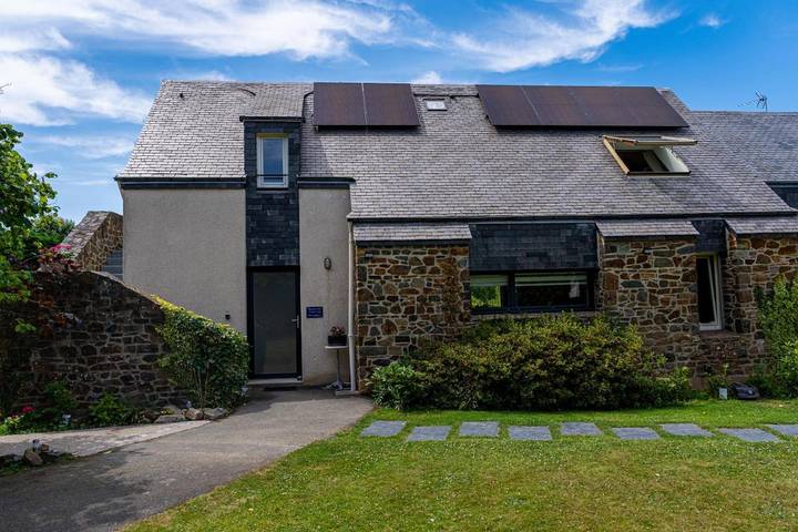 Gîte pour 4 personnes, avec vue ainsi que jardin et piscine à Pléhédel - 2