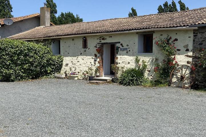 Gîte pour 6 personnes, avec terrasse et piscine