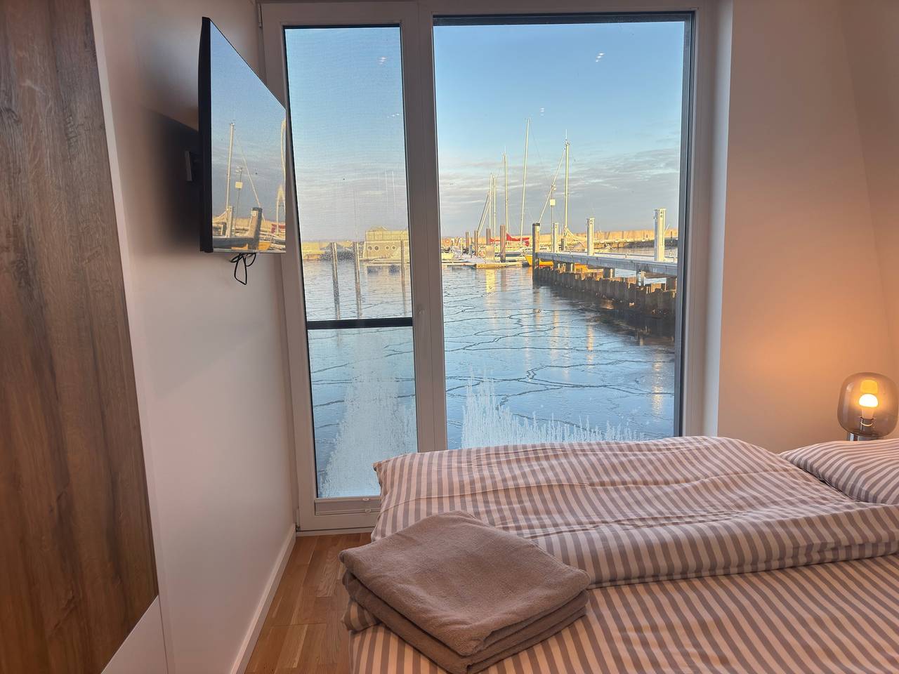 Hausboot Floating Home Nr 1 mit Meerblick, Sauna, Dachterrasse & Wlan in Kieler Förde, Laboe