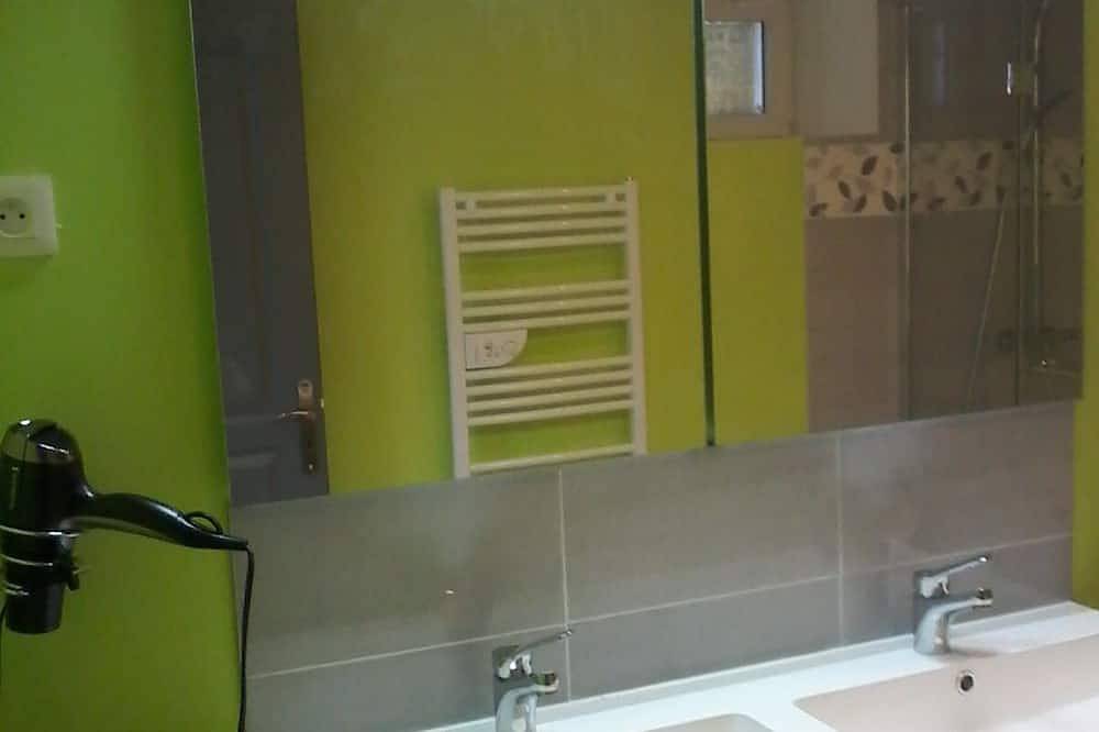 Air-conditioned gîte*** \"le pigeonnier\"- prepared beds + bathroom linen provided in Puente troncoencefálico, Saintes region