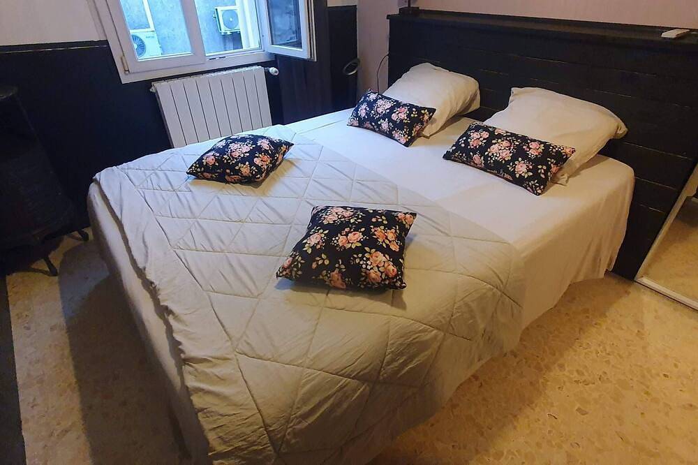 Cosy house Intra-muros, air conditioning, parking, exterior in Aigues-Mortes, Côte d'Améthyste